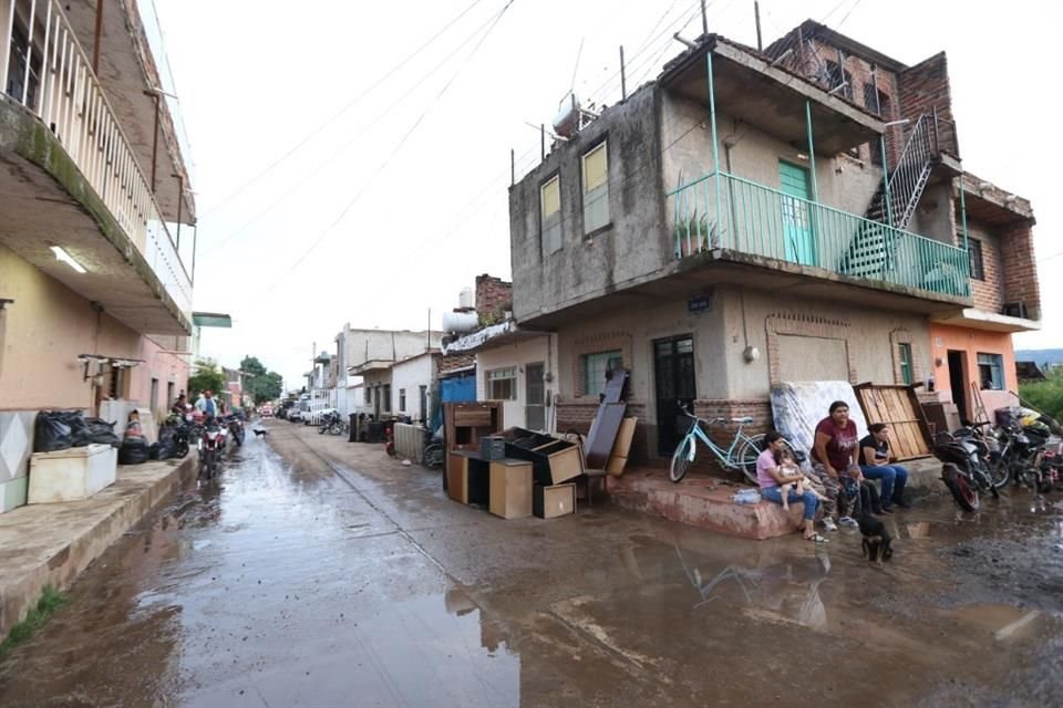 El menaje de cientos de casas fue dañado.