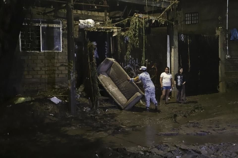 Decenas de muebles resultaron dañados.
