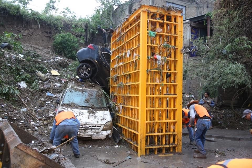 Esta reja se había colocado para que la basura no se fuera a las bocas de tormenta, pero no sirvió.