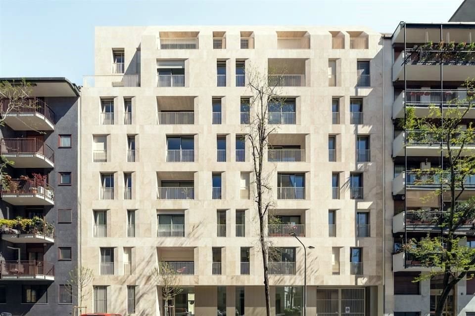 La obra constituye una ampliación contemporánea, distinta tanto en material como en color de su entorno.