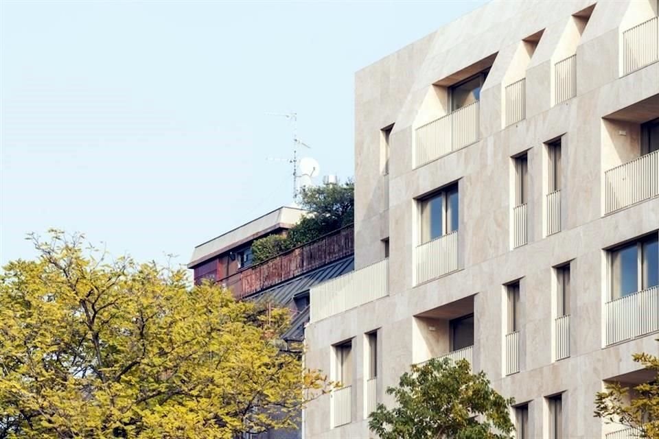 La propuesta arquitectónica reconoce inmediatamente su articulación volumétrica y la composición de su fachada.