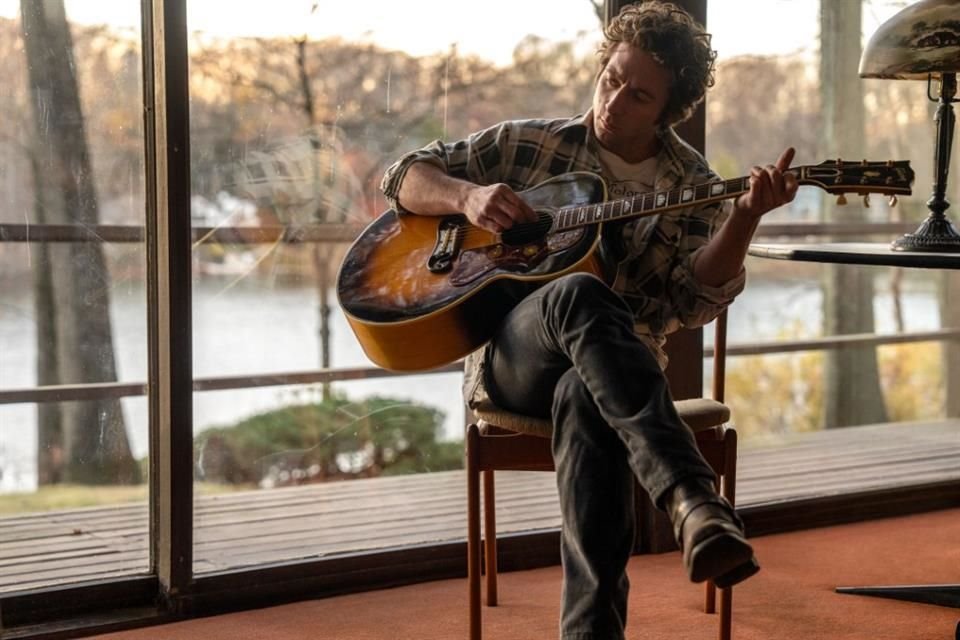 Jeremy Allen White retrató el lado humano de Bruce Springsteen en 'Springsteen: Música de Ninguna Parte', explorando su vida y emociones.