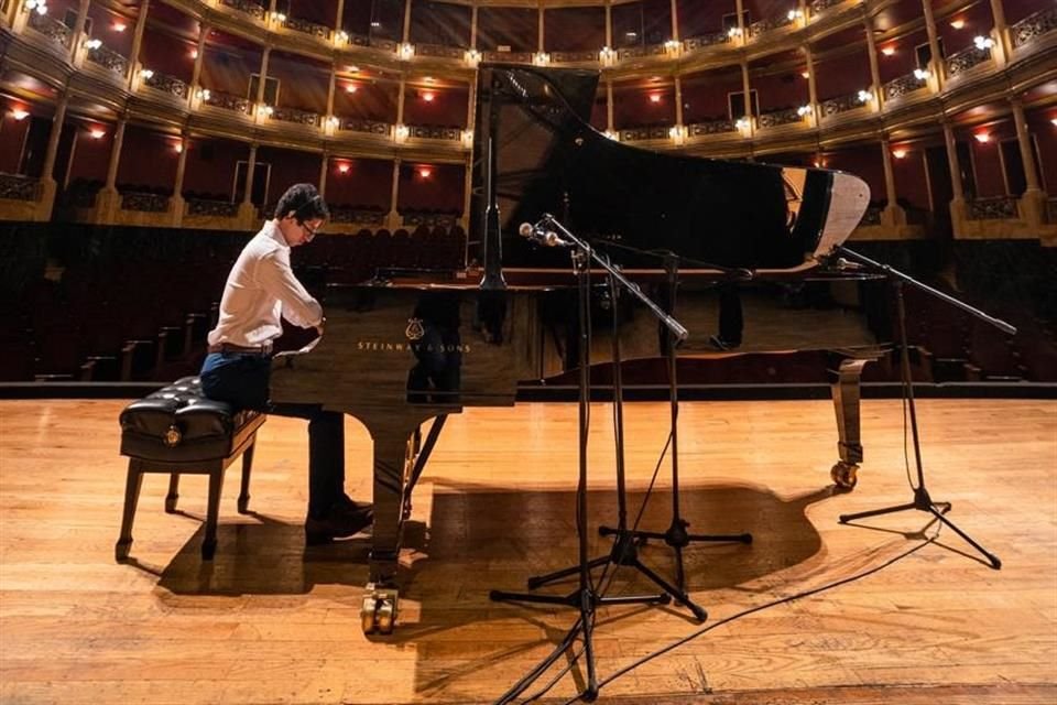 El pianista y compositor tapatío David González Ladrón de Guevara, reconocido por su virtuosismo y por haber desafiado el síndrome de Miller, falleció este martes.