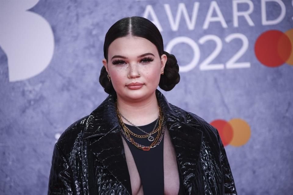 Lola Young canceló su gira tras desmayarse en pleno concierto en Nueva York; se tomará un tiempo para recuperarse y cuidar su salud.