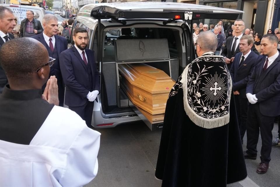 Entre los asistentes hubo personalidades políticas, como la ministra de Cultura saliente Rachida Dati y el ex ministro Jack Lang o los intérpretes franceses Yvan Attal y Nicolas Bedos.