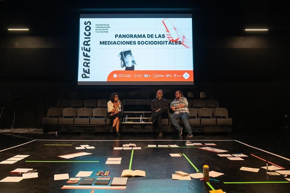 Desde 2022, Periféricos es un foro que abre un espacio de reflexión crítica sobre la comunicación y la cultura, con expertos en esos temas.