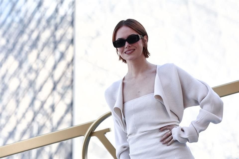 Louis Vuitton presentó este martes en el Museo de Louvre una colección femenina cómoda y elegante.