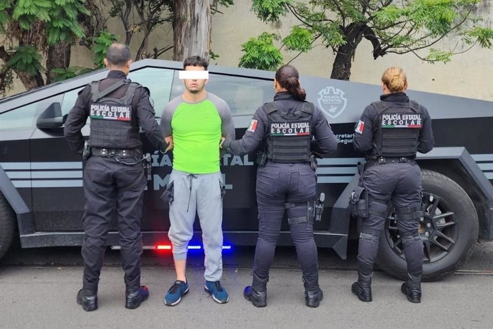 Elementos de la Policía Estatal Escolar detuvieron a un hombre acusado atracar a estudiantes de la Preparatoria Número 3 de Guadalajara.