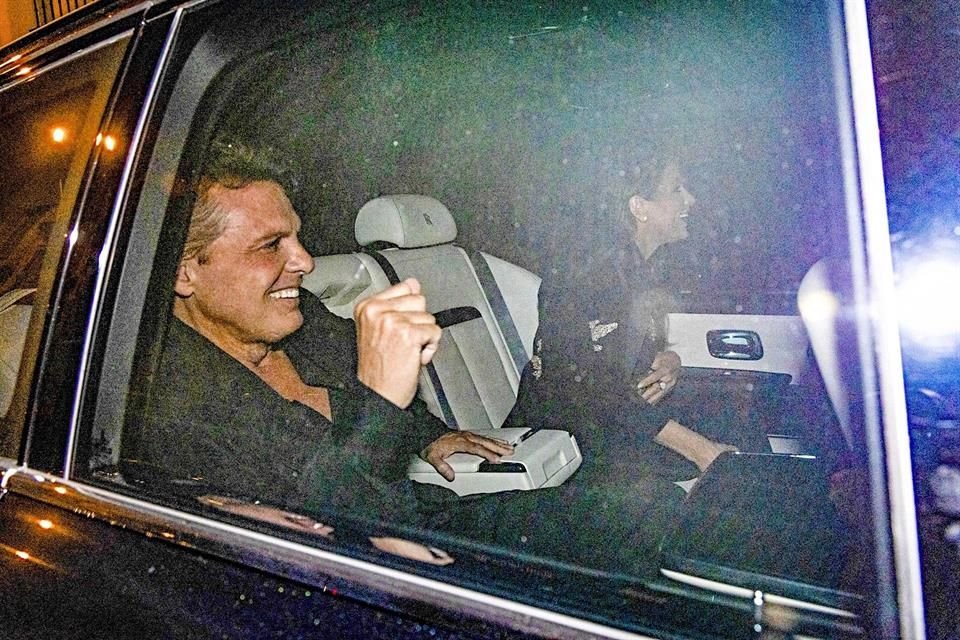 Luis Miguel y Paloma Cuevas fueron captados saliendo de un restaurante en Madrid, demostrando que siguen muy unidos y felices.