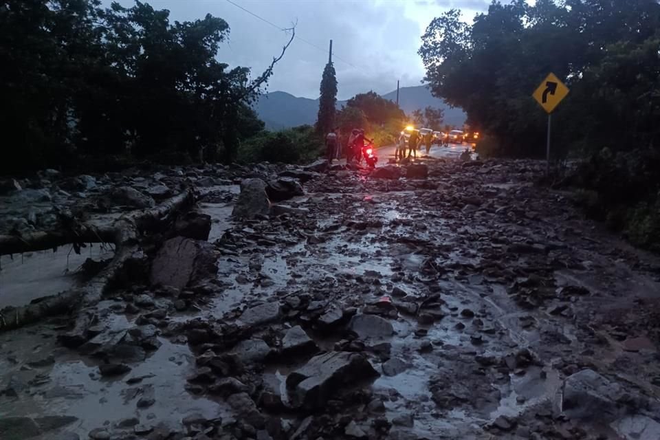 La carretera federal 80, Guadalajara-Barra de Navidad, se encuentra cerrada, debido a derrumbes ocurridos este martes.