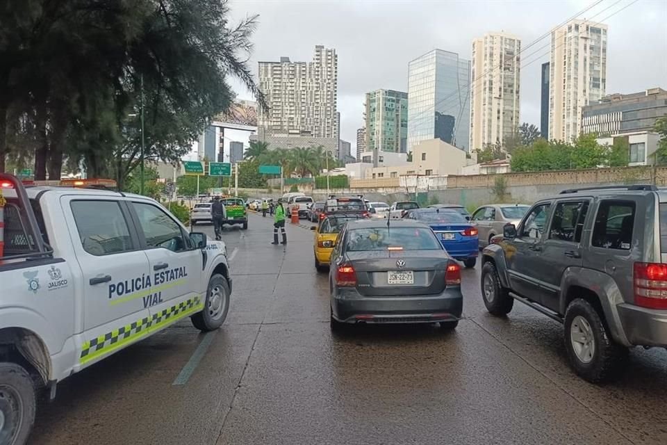 El desbordamiento del Canal de Patria inundó el cruce de la Calle Romanos, en la Colonia Colomos; Policía Vial cerró la circulación en dirección oriente-poniente.