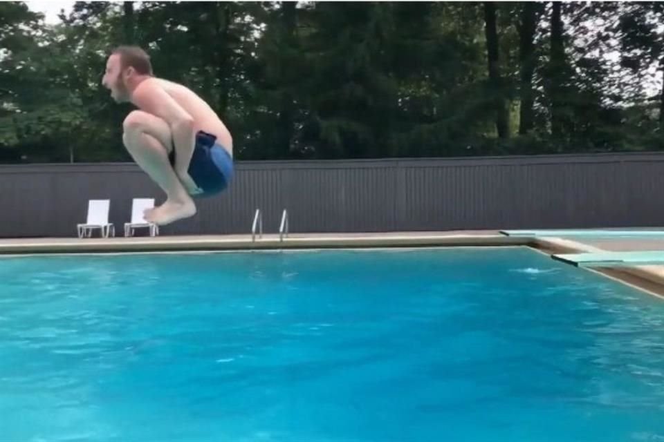 Sora 2, sin embargo, también presentó escenas cotidianas, como un hombre lanzándose a una piscina. La idea fue mostrar sus nuevas capacidades para representar la física del movimiento.