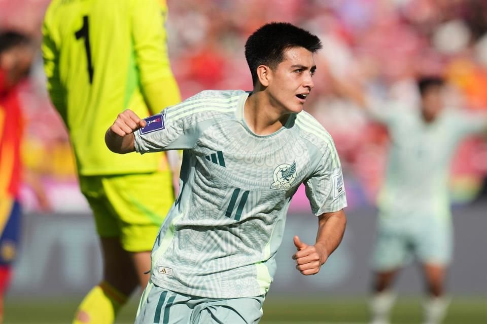Gilberto Mora marcó un doblete ante España.