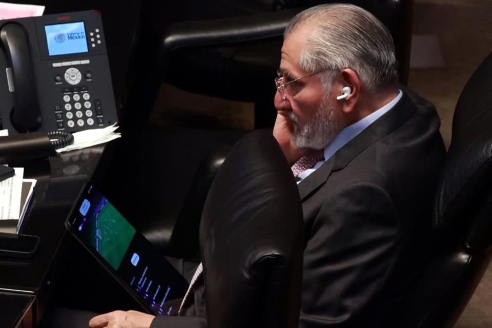 En plena comparecencia del titular de Hacienda, Edgar Amador, el coordinador de Morena en el Senado, Adán Augusto López, seguía la Champions League.