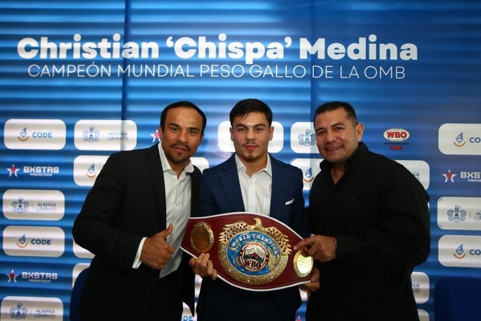 En la entrega del cinturón a 'Chispa' Medina estuvieron los ex campeones del mundo, Juan Manuel Márquez y Marco Antonio Barrera.