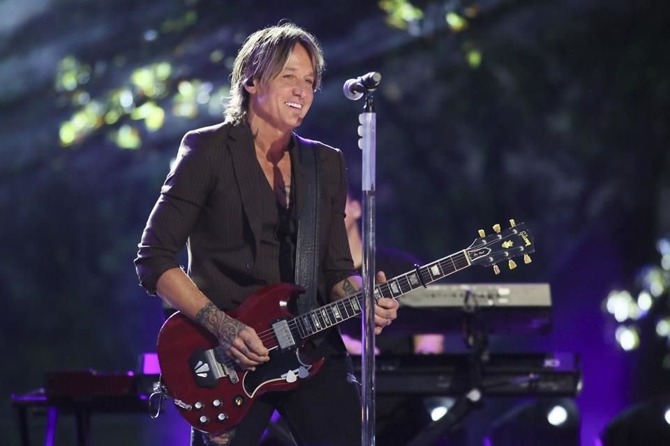 'The Fighter', del noveno álbum de Urban, Ripcord, se lanzó en colaboración con la superestrella del country Carrie Underwood.