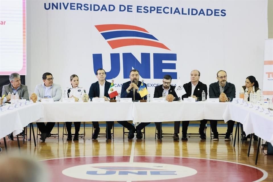 El Alcalde de Tlajomulco, Gerardo Quirino Velázquez Chávez, encabezó la mesa de diálogo.