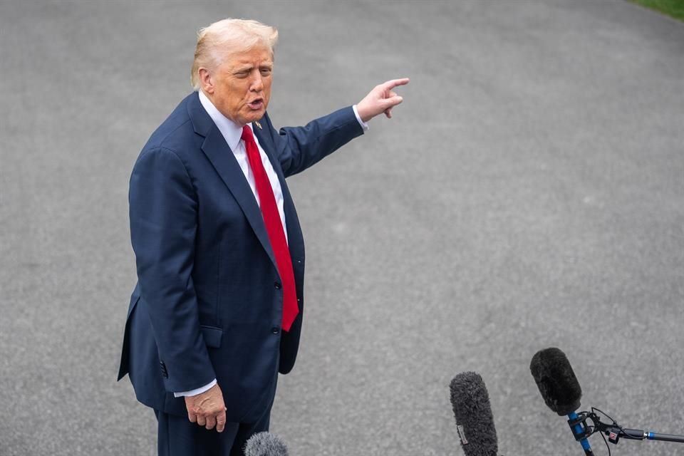 El Presidente estadounidense, Donald Trump, habla ante periodistas en la Casa Blanca, el 30 de septiembre de 2025.