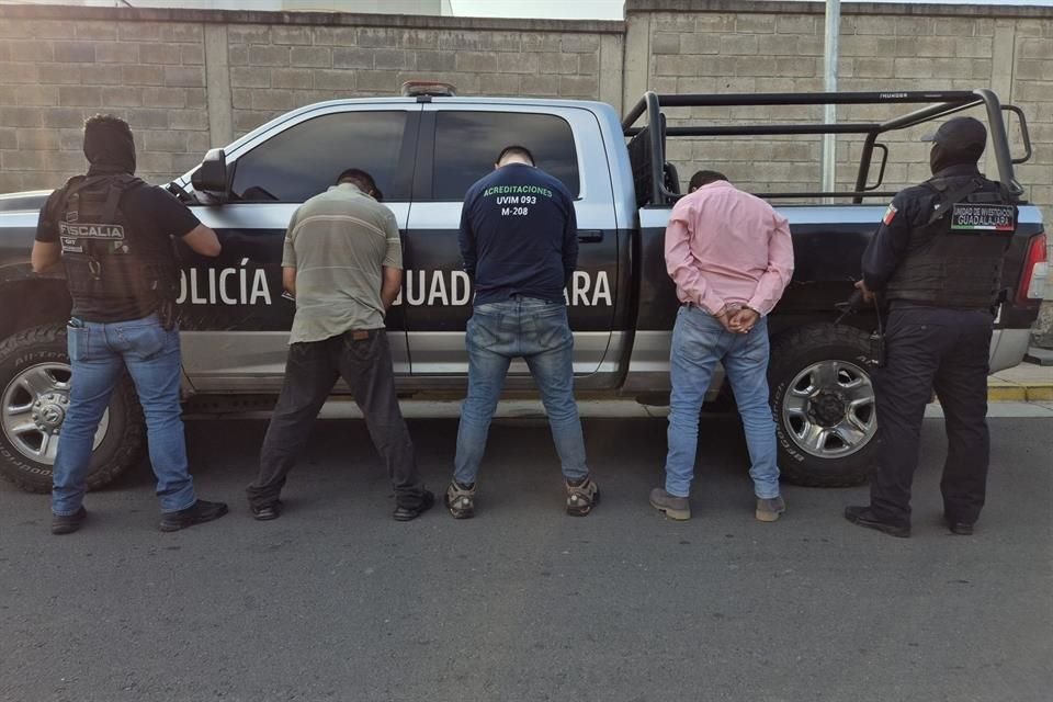 Tres hombres presuntamente involucrados en el robo a supermercados y un restaurante en Guadalajara, fueron detenidos en Jardines del Sur.
