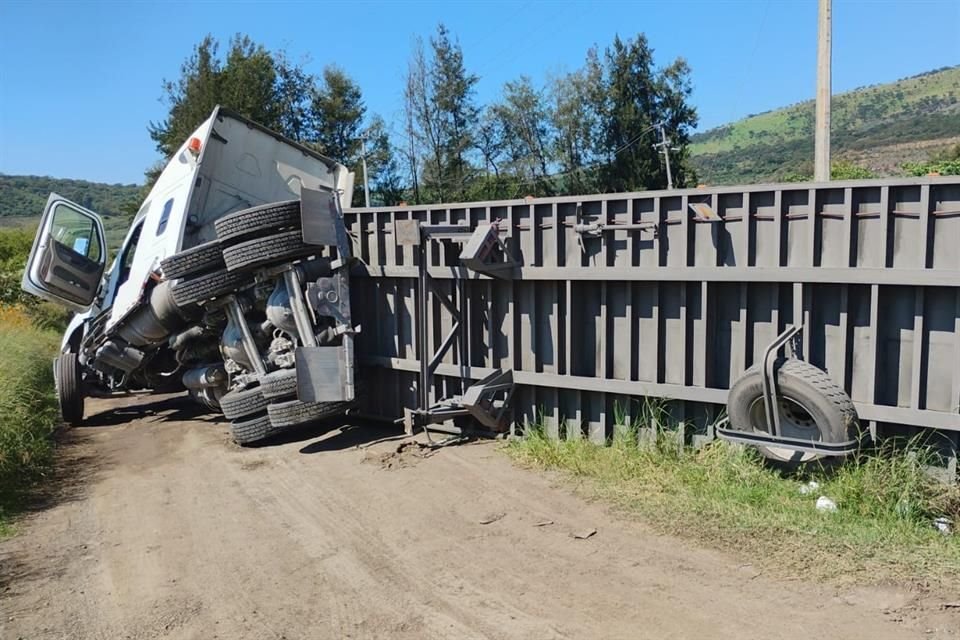 El accidente sucedió en el kilómetro 107 de la Carretera a Morelia, cerca del crucero de Huejotitán.