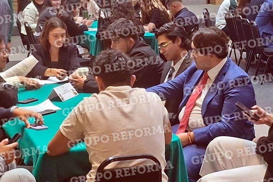Estudiantes de la Universidad Intercontinental fueron invitados por el senador Saúl Monreal.