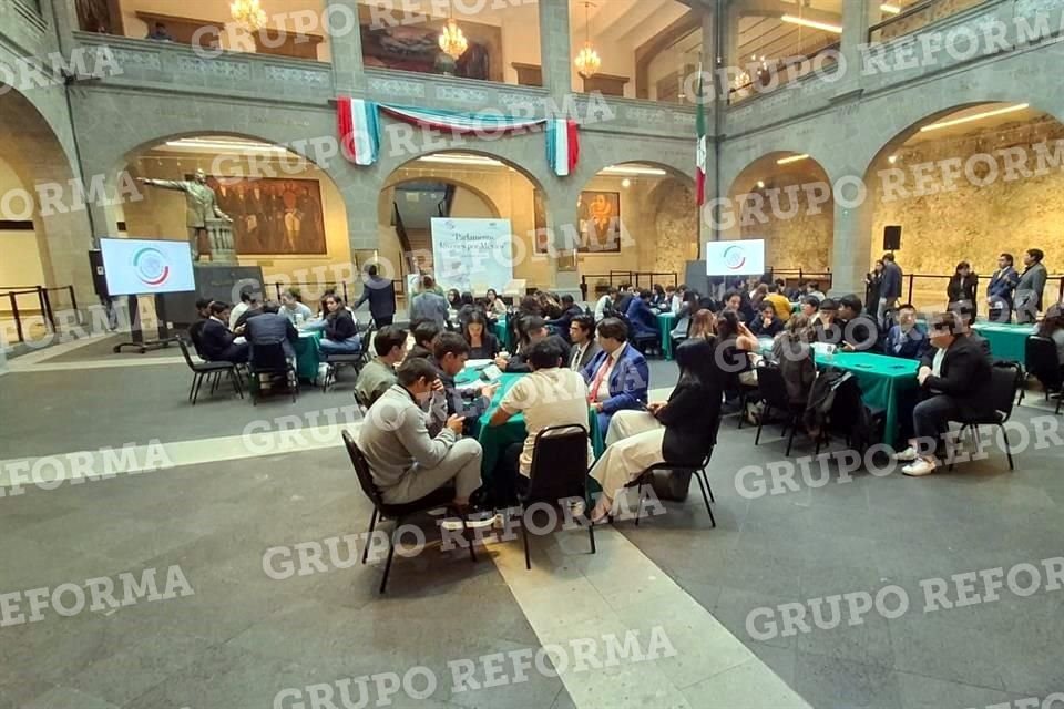 El encuentro se realiza en el patio de la antigua sede del Senado.