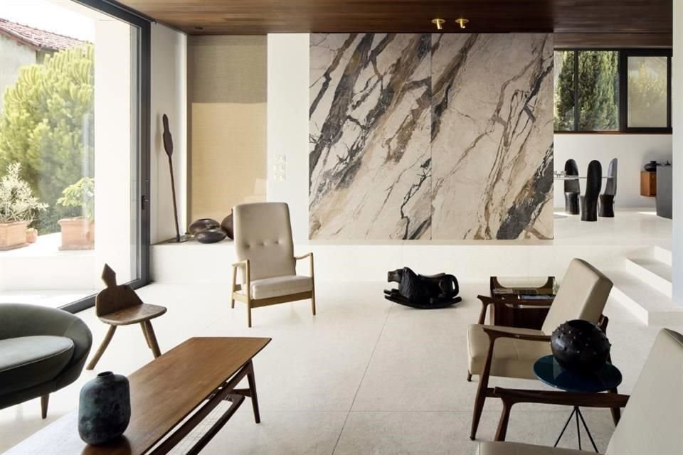 Opal White se inspira en el ópalo natural: un fondo blanco puro, animado con ligeras gradaciones que oscilan entre el gris y el azul pálido.