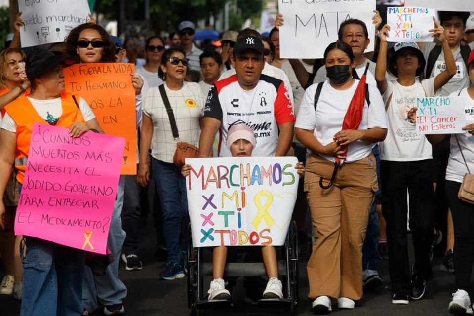 Marcha por desabasto de oncológicos en Jalisco.