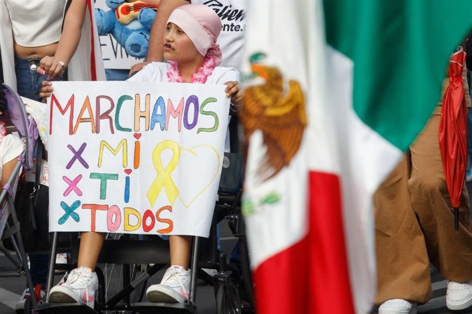 Marcha por desabasto de oncológicos en Jalisco.