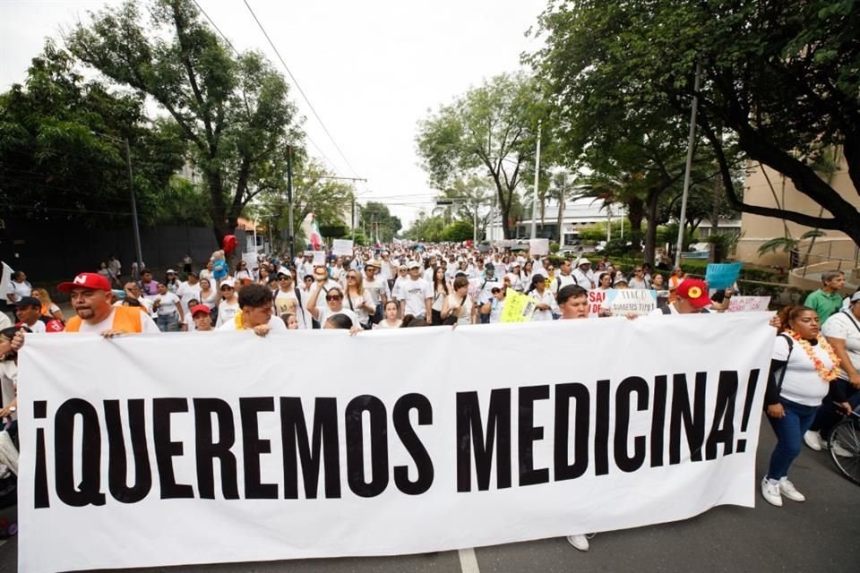 Marcha por desabasto de oncológicos en Jalisco.