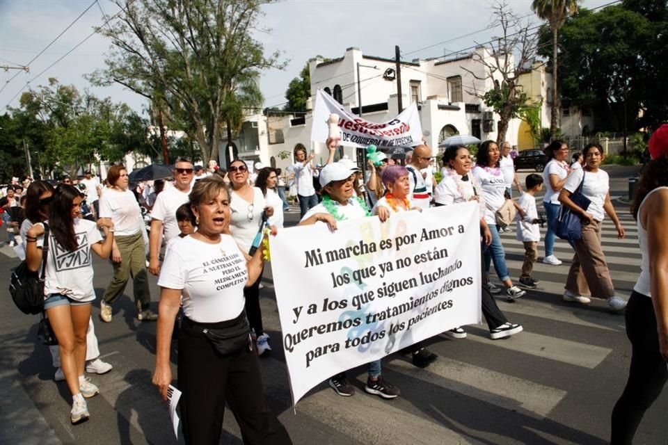 Marchan por desabasto de oncológicos en Jalisco.