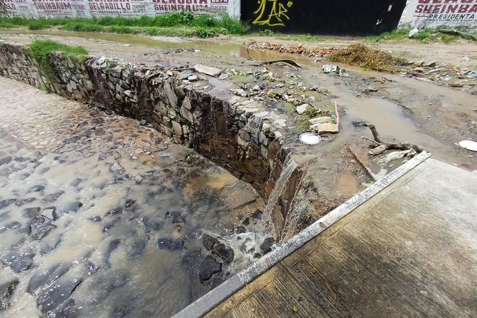 Esta fuga de aguas negras también provoca malos olores, lo que incomoda a quienes transitan o radican por la zona.
