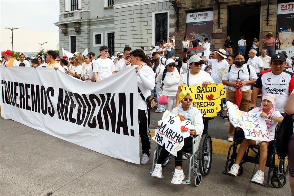 Al rededor de 3 mil personas tomaron las calles de Guadalajara para exigir medicamentos contra el cáncer.