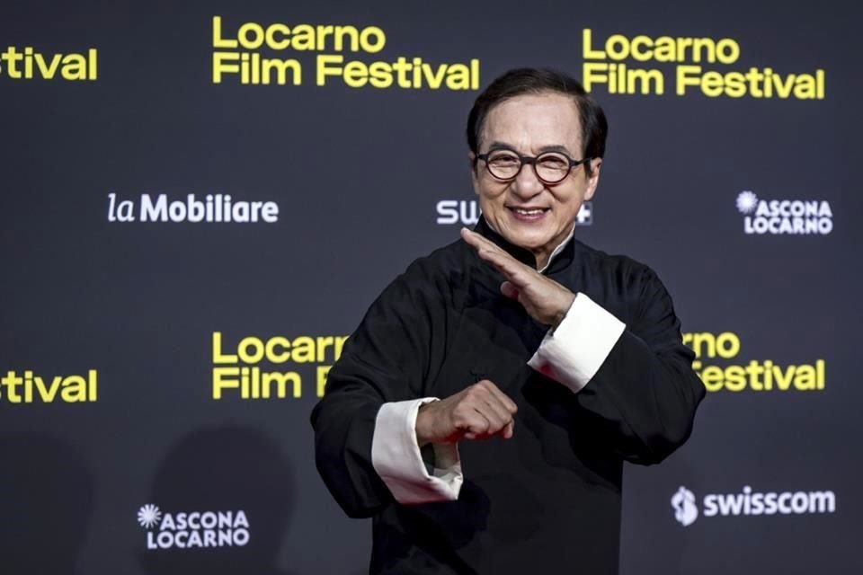 Jackie Chan, a sus 71 años, recibió el Pardo alla Carriera en Locarno y aseguró que aún puede luchar tras 64 años de trayectoria.