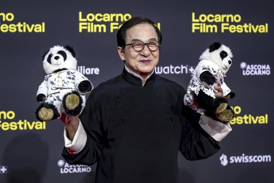 Prendas y muñecos de peluches le fueron obsequiados al actor, a su paso por la alfombra.