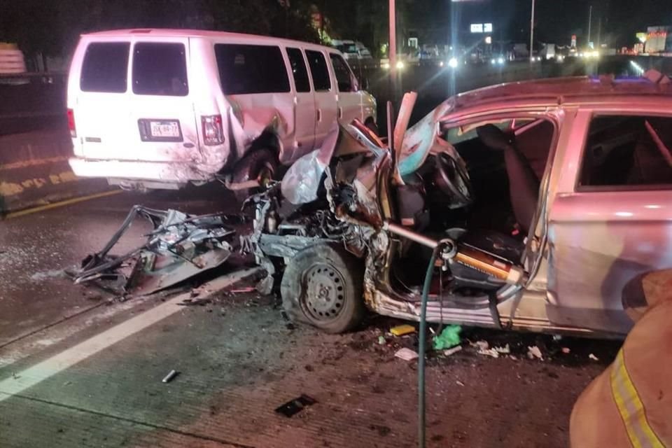 Un aparatoso choque ocurrido la madrugada de este sábado en la Carretera a Nogales, en Zapopan, dejó como saldo un hombre lesionado y un automóvil en pérdida total.