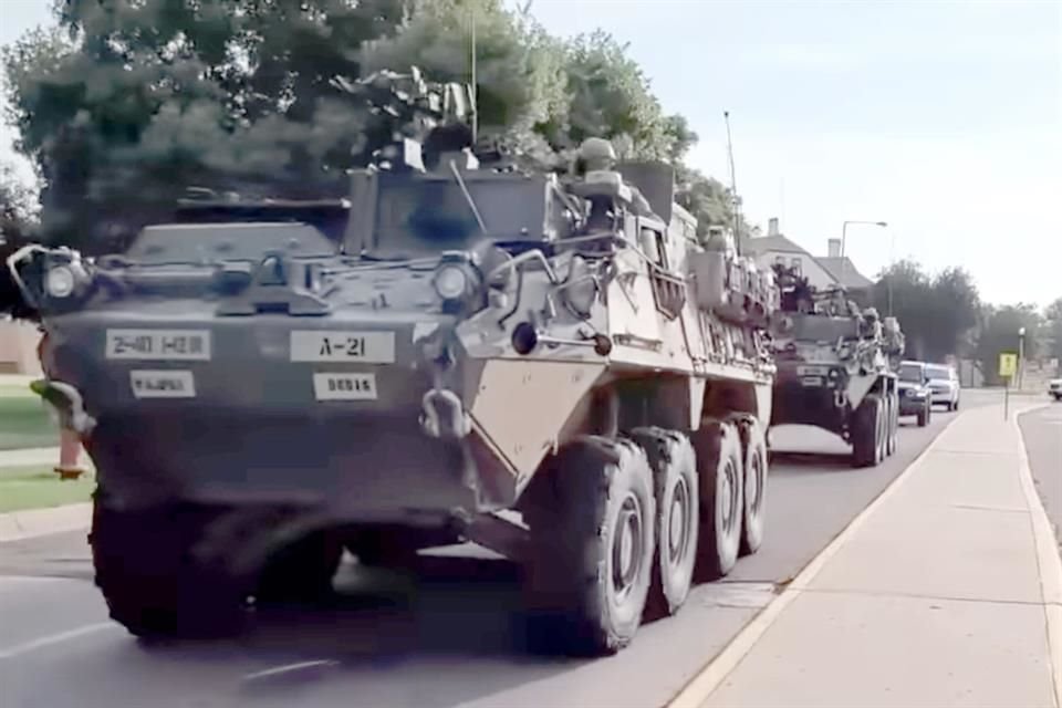 I carri armati Stryker, impiegati in regioni devastate dal conflitto come l'Afghanistan e l'Iraq, sono stati schierati lungo i ponti internazionali, sorprendendo i viaggiatori.
