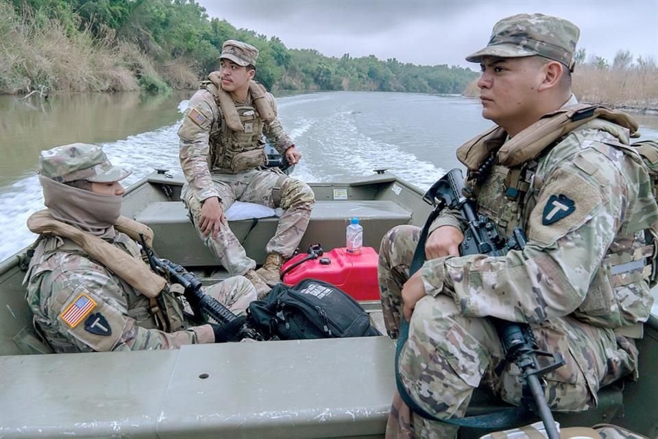 Il Pentagono ha inviato migliaia di soldati al confine tra Texas e Messico, arrivando con veicoli, aerei ed equipaggiamento militare.