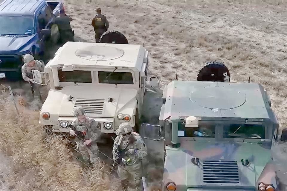 Insieme alle migliaia di elementi, al confine sono arrivati anche veicoli blindati, elicotteri, aerei ed equipaggiamento militare.