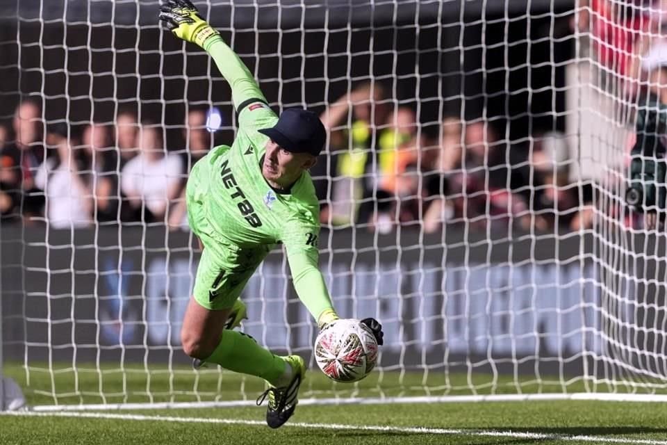 El meta Dean Henderson brilló en la definición de los tiros penales.