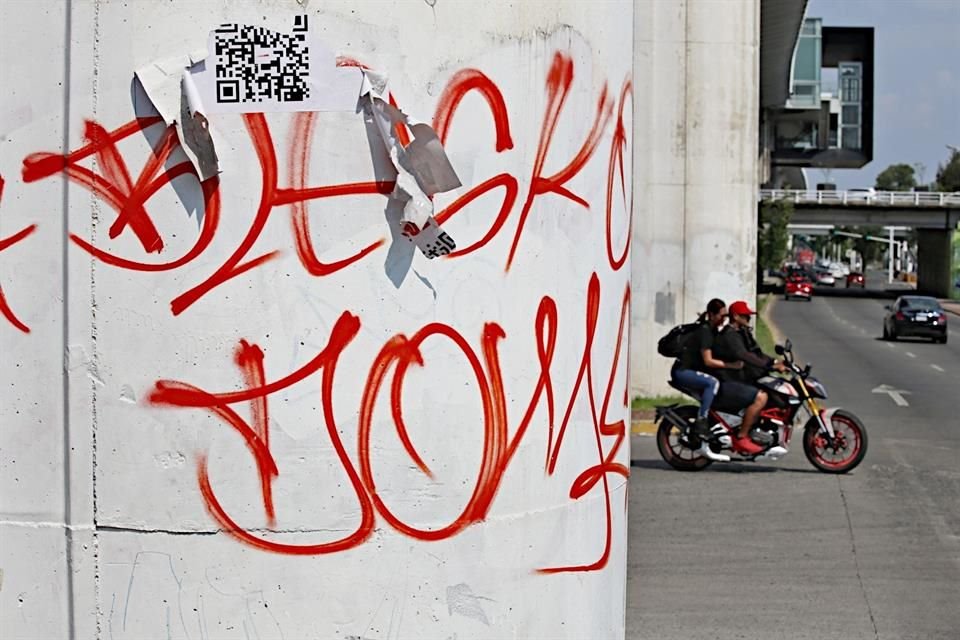 Algunos pilares de la Línea 3 presentan problemas de grafiti.