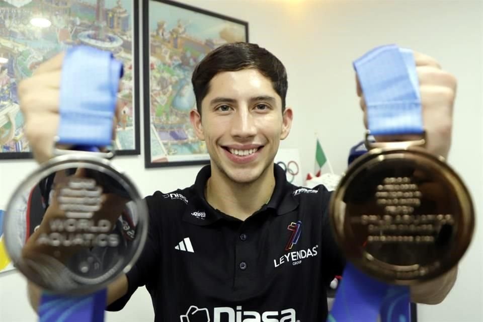 Randal Willars consiguió dos medallas en Singapur, una Plata por equipos y un Bronce en la plataforma de 10 metros individual.