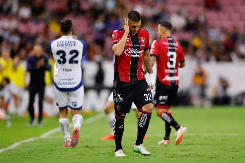Caras largas de los atlistas, tras la derrota de 3-0 como locales ante Pachuca.