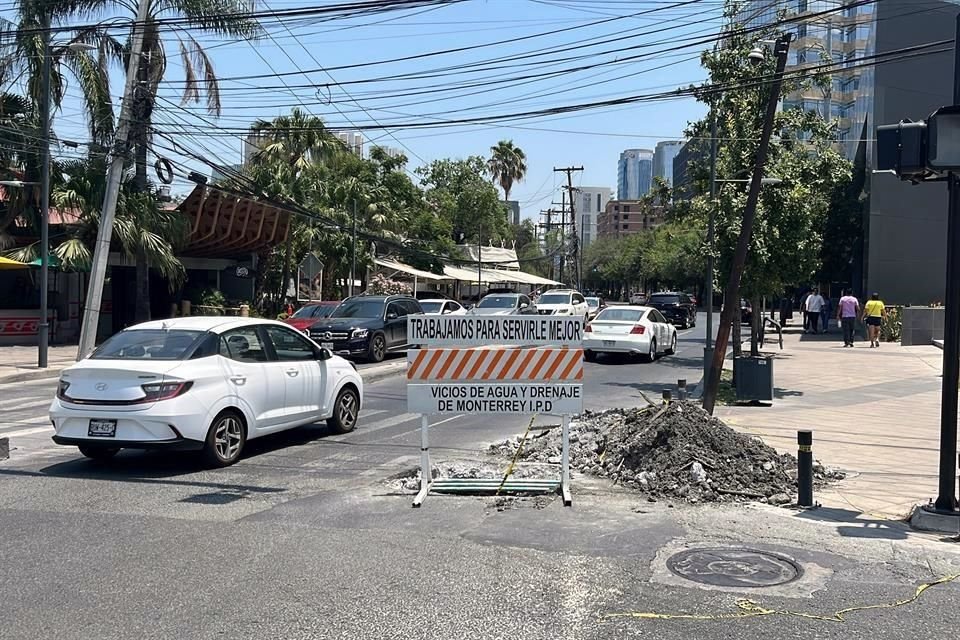 Casi en la esquina con Gómez Morín, AyD tiene una zanja abierta desde hace una semana.
