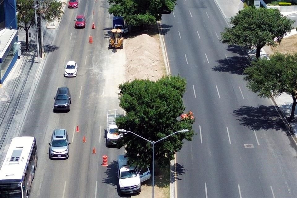 Trabajadores de Agua y Drenaje cerraron carriles para dar mantenimiento a un ducto.