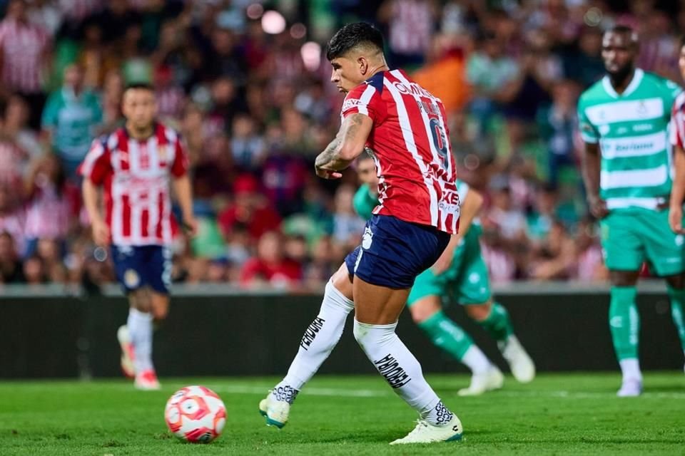 Alan Pulido disparó sin potencia y Acevedo le atajó un penal.