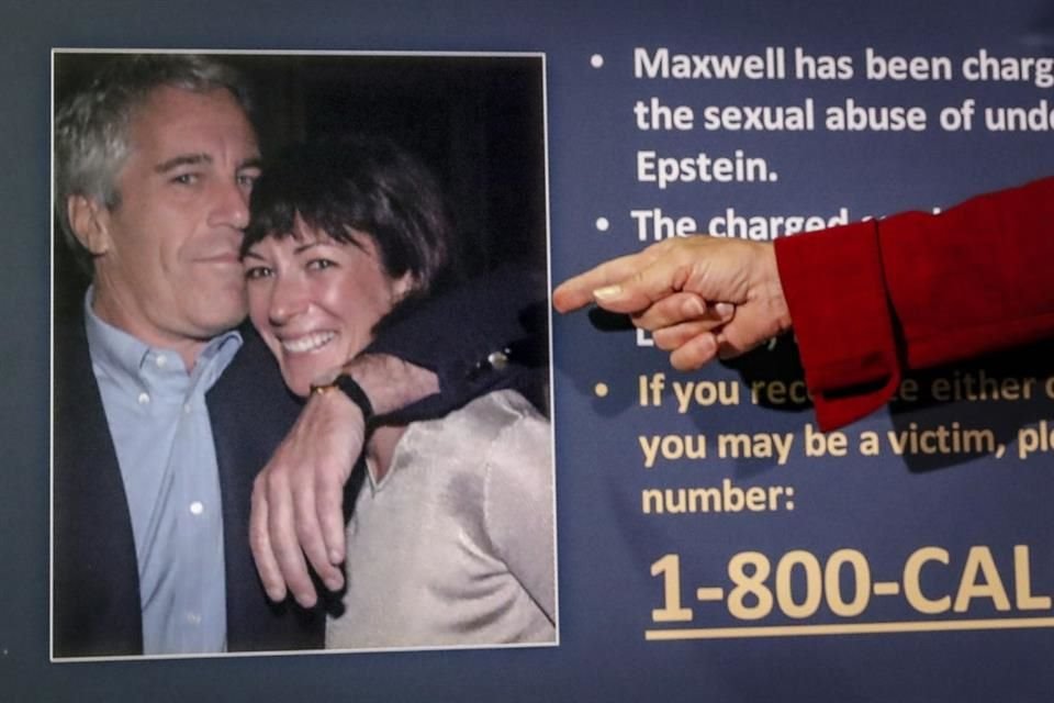Una foto de Jeffrey Epstein con Ghislaine Maxwell es exhibida en una conferencia de prensa en Nueva York el 2 de julio del 2020.