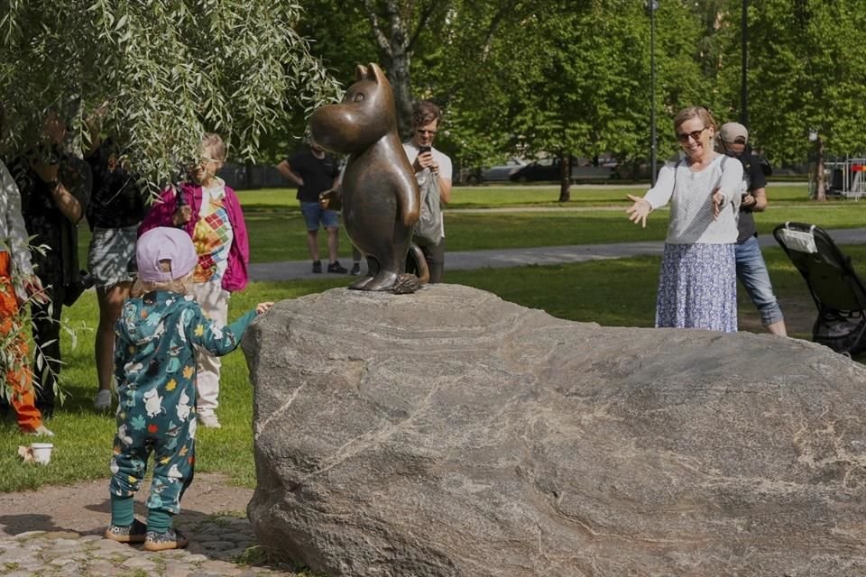 La serie, ambientada en el ficticio Valle de los Moomins, se ha traducido a más de 60 idiomas y ha dado lugar a adaptaciones cinematográficas y televisivas.