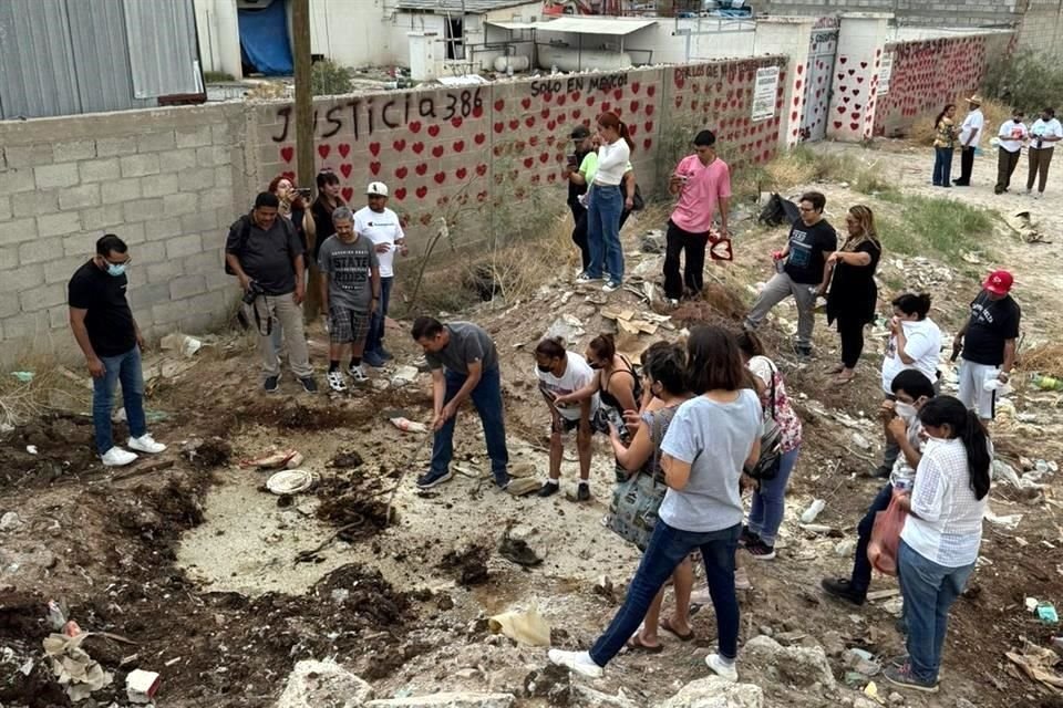 Los manifestantes dieron aviso a las autoridades sobre el hallazgo.