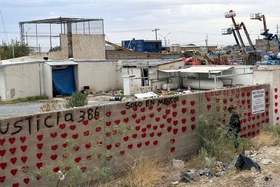 Los inconformes pintaron en la barda que rodea al crematorio 386 corazones rojos, uno por cada cuerpo embalsamado que fue hallado en las instalaciones en junio pasado.